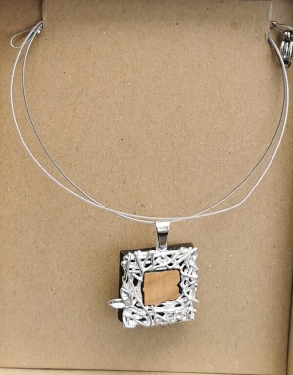 Κολιέ με Ξύλο Ελιάς & Ασημί Διακοσμητικό Πλαίσιο