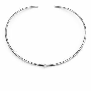 Μινιμαλιστικό ασημί κολιέ τύπου choker με διακριτική πέτρα στο κέντρο. Κομψό και διαχρονικό, ιδανικό για κάθε εμφάνιση.