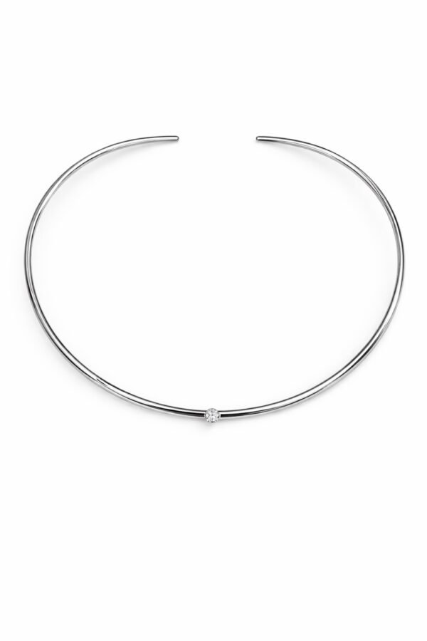 Μινιμαλιστικό ασημί κολιέ τύπου choker με διακριτική πέτρα στο κέντρο. Κομψό και διαχρονικό, ιδανικό για κάθε εμφάνιση.