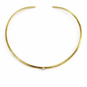 Χρυσό μινιμαλιστικό κολιέ τύπου choker με διακριτική πέτρα στο κέντρο. Κομψό και elegant, ιδανικό για κάθε περίσταση.