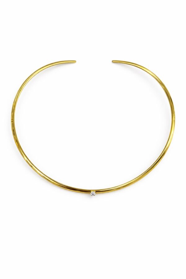 Χρυσό μινιμαλιστικό κολιέ τύπου choker με διακριτική πέτρα στο κέντρο. Κομψό και elegant, ιδανικό για κάθε περίσταση.
