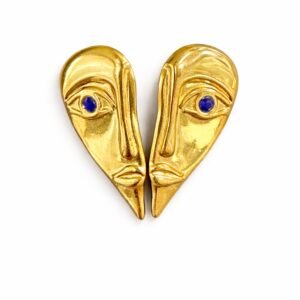 Χρυσά σκουλαρίκια σε σχήμα καλλιτεχνικού προσώπου με μπλε λεπτομέρεια στα μάτια. Μοντέρνα και εκφραστικά, για εντυπωσιακές εμφανίσεις.