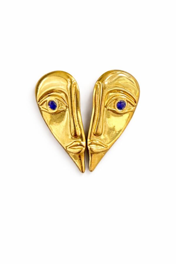 Χρυσά σκουλαρίκια σε σχήμα καλλιτεχνικού προσώπου με μπλε λεπτομέρεια στα μάτια. Μοντέρνα και εκφραστικά, για εντυπωσιακές εμφανίσεις.