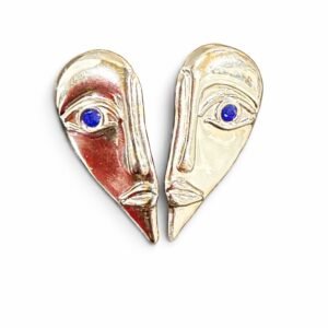 viber_image_2026-01-26_02-55-34-007 Καλλιτεχνικά σκουλαρίκια σε σχήμα προσώπου με μπλε λεπτομέρεια στα μάτια. Μοντέρνα και εντυπωσιακά, ιδανικά για μοναδικές εμφανίσεις.