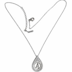 Ασημί κολιέ με μονογράμμα “Δ” μέσα σε δάκρυ διακοσμημένο με λαμπερές πέτρες. Κομψό και προσωποποιημένο.