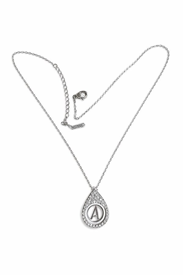 Ασημί κολιέ με μονογράμμα “Δ” μέσα σε δάκρυ διακοσμημένο με λαμπερές πέτρες. Κομψό και προσωποποιημένο.