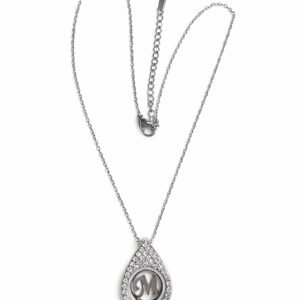 Ασημί κολιέ με μονογράμμα “M” μέσα σε δάκρυ με λαμπερές πέτρες. Κομψό και προσωποποιημένο κόσμημα.