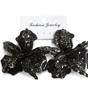 Εντυπωσιακά μαύρα σκουλαρίκια σε σχήμα λουλουδιού με χρυσές και ασημί λάμψεις. Μοντέρνα και λαμπερά, ιδανικά για βραδινές εμφανίσεις.