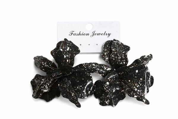 Εντυπωσιακά μαύρα σκουλαρίκια σε σχήμα λουλουδιού με χρυσές και ασημί λάμψεις. Μοντέρνα και λαμπερά, ιδανικά για βραδινές εμφανίσεις.