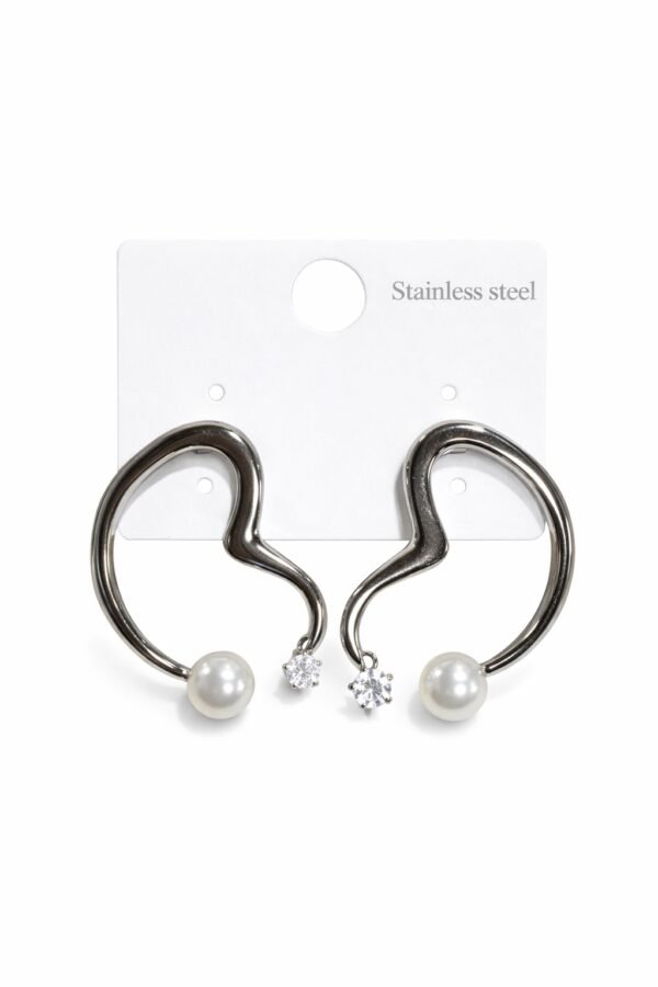 Ασημί σκουλαρίκια από ανοξείδωτο ατσάλι με κυμαστό σχέδιο, λευκές πέρλες και διαφανείς πέτρες. Μοντέρνα και κομψά.
