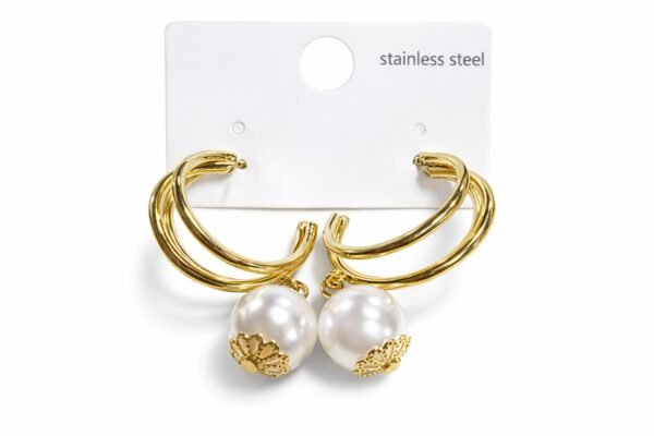 Χρυσά σκουλαρίκια από ανοξείδωτο ατσάλι με διπλούς κρίκους και λευκές πέρλες. Κομψά και μοντέρνα, ιδανικά για κάθε περίσταση.