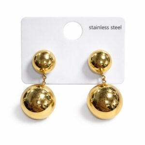 Χρυσά κρεμαστά σκουλαρίκια με διπλές σφαίρες από ανοξείδωτο ατσάλι. Μοντέρνα και λαμπερά, ιδανικά για εντυπωσιακές εμφανίσεις.