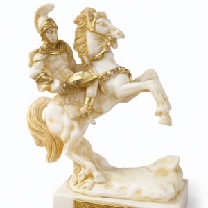 Άγαλμα του Μεγάλου Αλεξάνδρου πάνω στον Βουκεφάλα, σε λευκό μάρμαρο-όψη με χρυσές λεπτομέρειες. Εντυπωσιακό διακοσμητικό που αποπνέει δύναμη, μεγαλείο και ελληνική ιστορία.