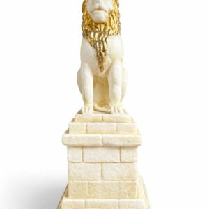 περιγραφη   Διακοσμητικό άγαλμα λιονταριού σε βάση, κατασκευασμένο σε μάρμαρο-όψη με χρυσές λεπτομέρειες στη χαίτη. Κομψό σύμβολο δύναμης και αρχοντιάς, ιδανικό για διακόσμηση χώρου.