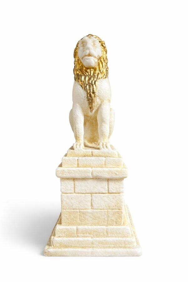 περιγραφη   Διακοσμητικό άγαλμα λιονταριού σε βάση, κατασκευασμένο σε μάρμαρο-όψη με χρυσές λεπτομέρειες στη χαίτη. Κομψό σύμβολο δύναμης και αρχοντιάς, ιδανικό για διακόσμηση χώρου.