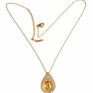 Χρυσό κολιέ με μονογράμμα “Δ” μέσα σε δάκρυ στολισμένο με λαμπερές πέτρες. Κομψό και διαχρονικό κόσμημα με προσωπικό ύφος.