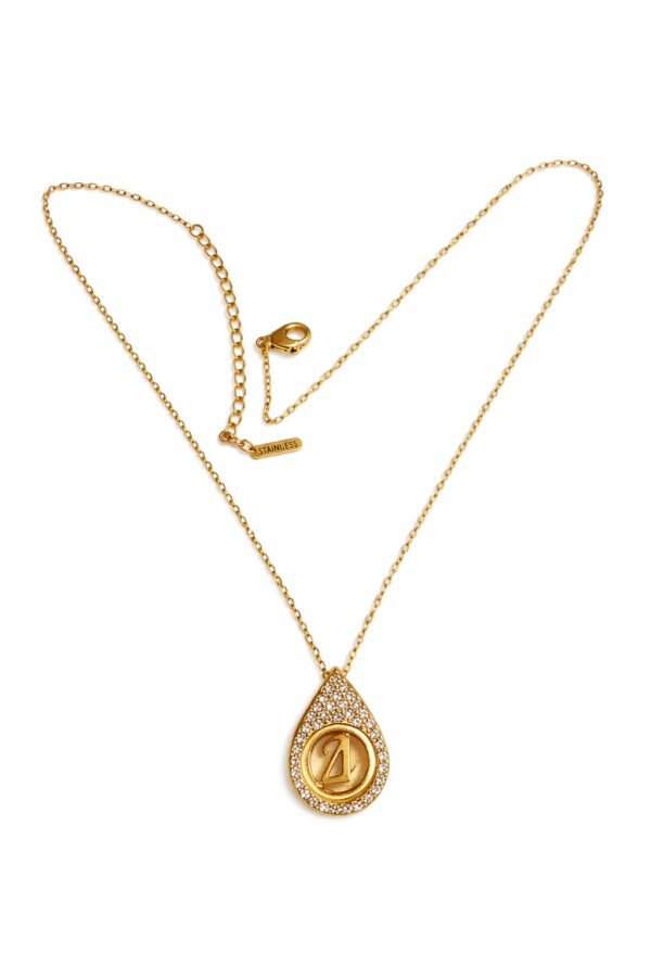 Χρυσό κολιέ με μονογράμμα “Δ” μέσα σε δάκρυ στολισμένο με λαμπερές πέτρες. Κομψό και διαχρονικό κόσμημα με προσωπικό ύφος.