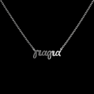 Ασημί κολιέ με την επιγραφή “γιαγιά” σε κομψή γραμματοσειρά. Μοντέρνο και συναισθηματικό κόσμημα, ιδανικό δώρο αγάπης για τη γιαγιά.