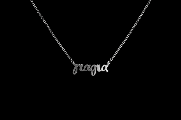 Ασημί κολιέ με την επιγραφή “γιαγιά” σε κομψή γραμματοσειρά. Μοντέρνο και συναισθηματικό κόσμημα, ιδανικό δώρο αγάπης για τη γιαγιά.