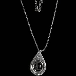 Ασημί κολιέ με μονογράμμα “E” μέσα σε δάκρυ διακοσμημένο με λαμπερές πέτρες. Κομψό και προσωπικό κόσμημα με διαχρονική λάμψη.