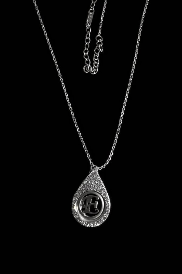 Ασημί κολιέ με μονογράμμα “E” μέσα σε δάκρυ διακοσμημένο με λαμπερές πέτρες. Κομψό και προσωπικό κόσμημα με διαχρονική λάμψη.