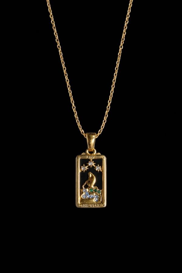 Χρυσό κολιέ με μενταγιόν σε σχέδιο κάρτας ταρώ “The Star”. Διακοσμημένο με πολύχρωμες πέτρες και αστέρια, προσφέρει μυστικιστική και κομψή αισθητική.