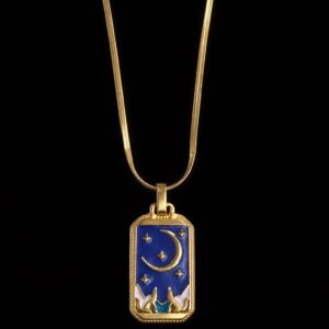 Χρυσό κολιέ με μενταγιόν κάρτας ταρώ “The Moon” σε μπλε φόντο. Διακοσμημένο με φεγγάρι, αστέρια και μυστηριώδη σύμβολα, αποπνέει κομψότητα και μυστικισμό.