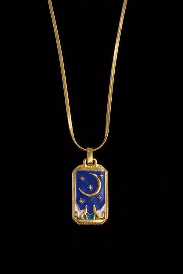 Χρυσό κολιέ με μενταγιόν κάρτας ταρώ “The Moon” σε μπλε φόντο. Διακοσμημένο με φεγγάρι, αστέρια και μυστηριώδη σύμβολα, αποπνέει κομψότητα και μυστικισμό.