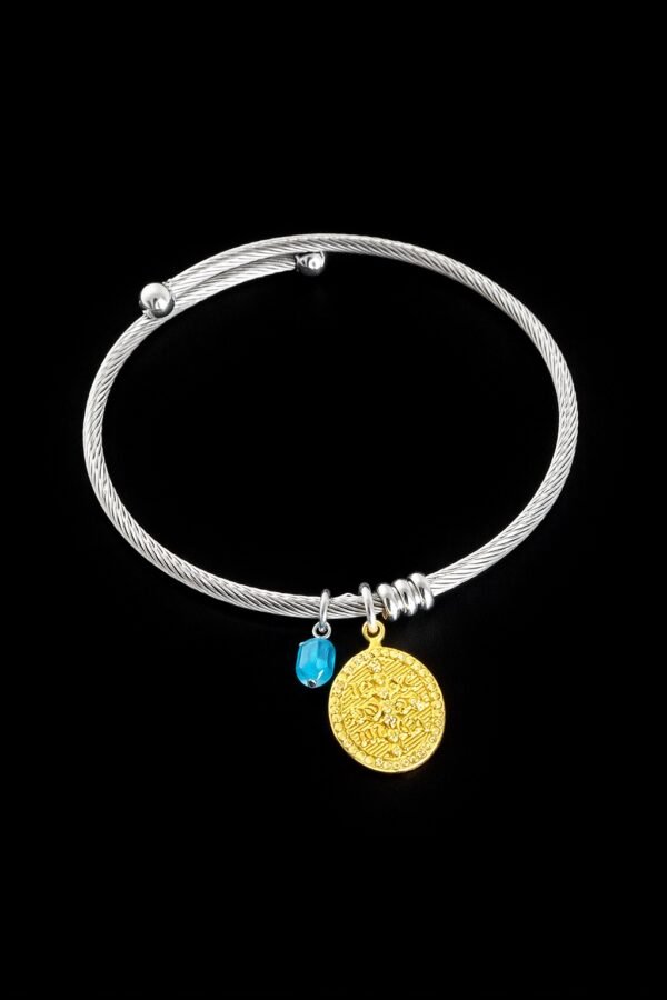 Ανοιγομενο ασημενιο βραχιολι με charms κωνσταντινατο κ ματακι. Κομψη πολυτελεια που αγκαλιαζει τον καρπο.