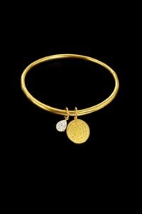 Χρυσο βραχιολι απο ανοξειδωτο ατσαλι με charms τον δισκο της Φαιστου κ στρας. Πολυτελεια κ κομψοτητα.