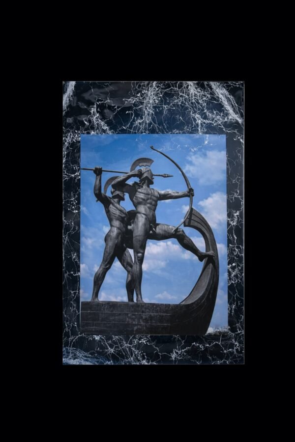 Χειροποίητο τάβλι από ξύλο, διακοσμημένο με υγρό γυαλί.