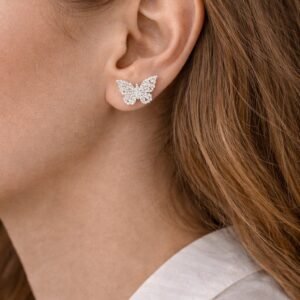 Λαμπερά σκουλαρίκια σε σχήμα πεταλούδας.