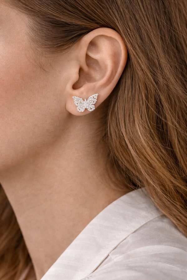 Λαμπερά σκουλαρίκια σε σχήμα πεταλούδας.