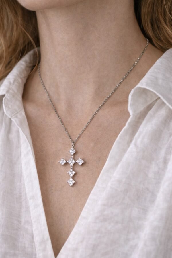 Κομψό κολιέ με σταυρό
