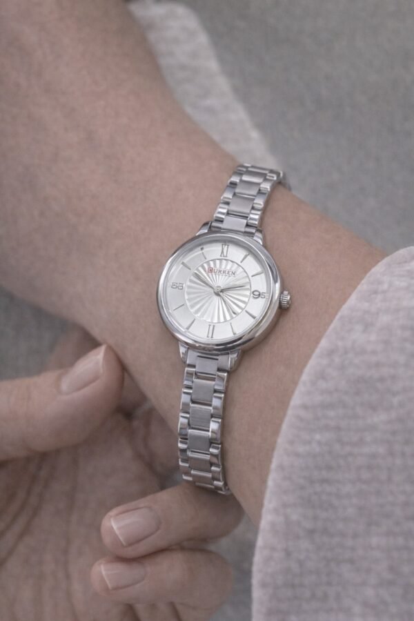 Κομψό γυναικείο ρολόι χειρός με διαχρονικό σχεδιασμό.