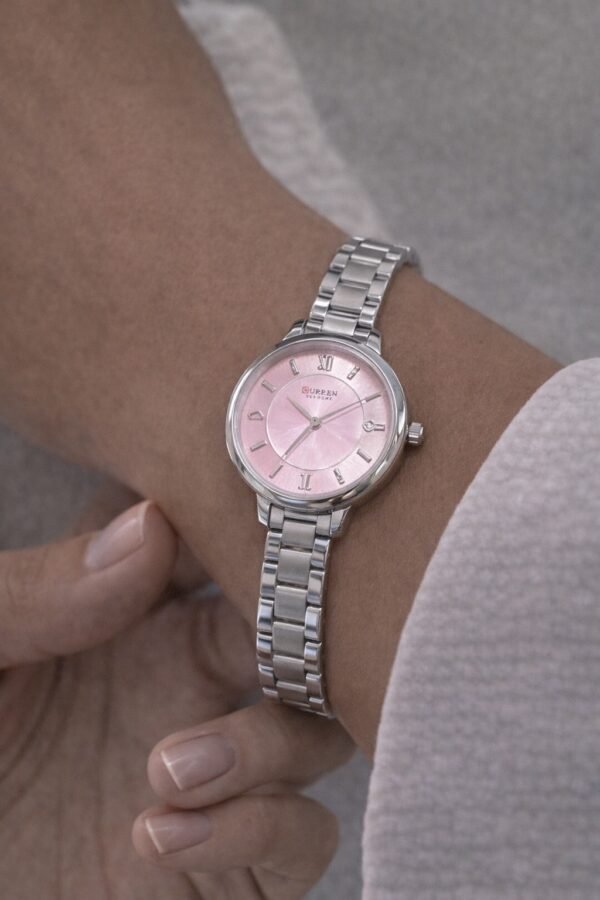 Ρολόι με μεταλλικό μπρασελέ σε ασημί απόχρωση και ροζ καντράν.