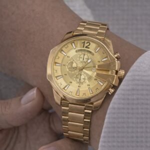 Κομψό γυναικείο ρολόι με μεταλλικό μπρασελέ σε χρυσή απόχρωση.