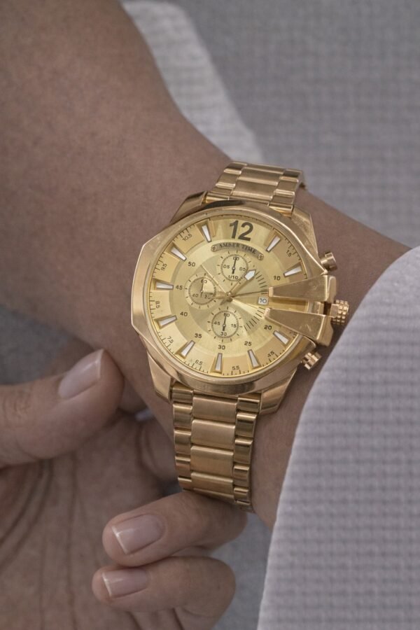 Κομψό γυναικείο ρολόι με μεταλλικό μπρασελέ σε χρυσή απόχρωση.