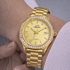 Γυναικείο ρολόι σε χρυσή απόχρωση.