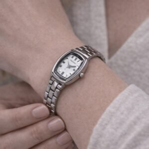 Γυναικείο ρολόι από ανοξείδωτο ατσάλι με ασημί μπρασελέ