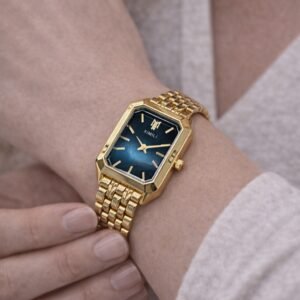 Γυναικείο ρολόι με χρυσό μπρασελέ.