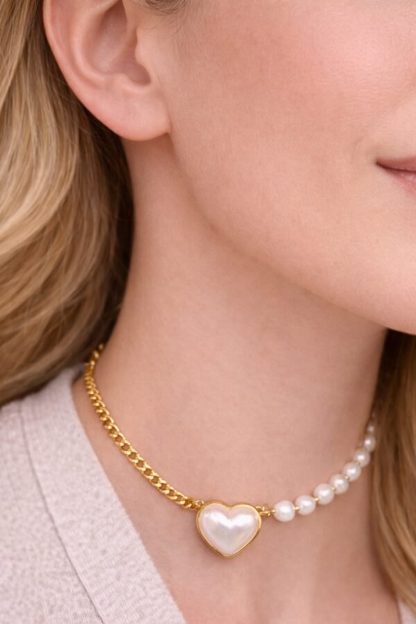 Κομψό κολιέ σε συνδυασμό χρυσής αλυσίδας και πέρλες.
