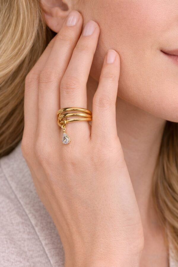 Δαχτυλίδι με minimal σχεδιασμό.