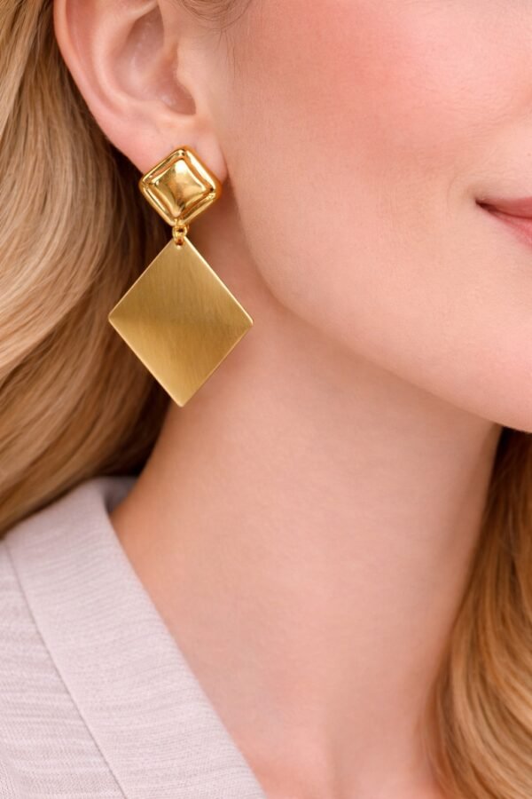 Σκουλαρίκια με γεωμετρικό σχεδιασμό σε χρυσή απόχρωση.