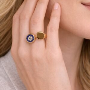 Δαχτυλίδι με διακριτικό μάτι και μικρά στρας.