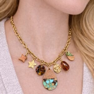 Χειροποίητο κολιέ με αλυσίδα σε χρυσό τόνο και διακοσμητικά στοιχεία.