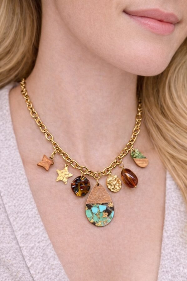 Χειροποίητο κολιέ με αλυσίδα σε χρυσό τόνο και διακοσμητικά στοιχεία.