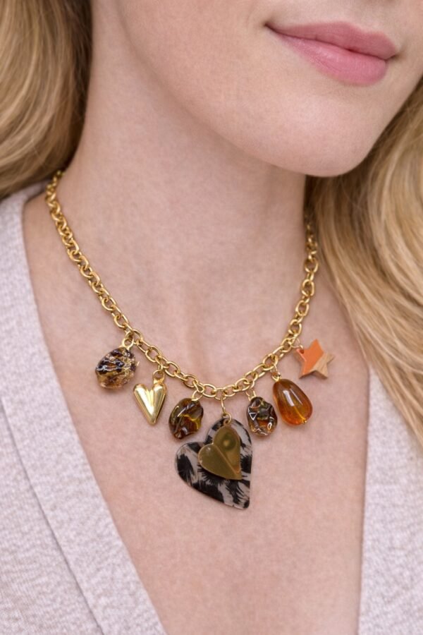 Κολιέ με αλυσίδα σε χρυσό τόνο και κρεμαστά charms