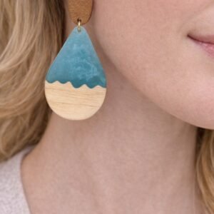 Σκουλαρίκια με φυσικό ξύλο και γαλάζια ρητίνη