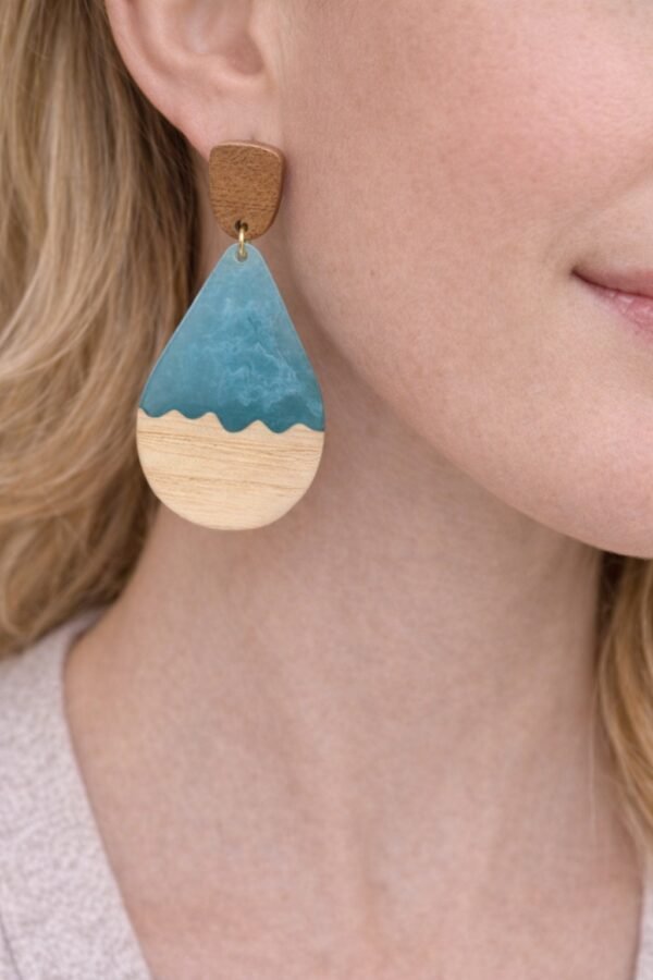 Σκουλαρίκια με φυσικό ξύλο και γαλάζια ρητίνη